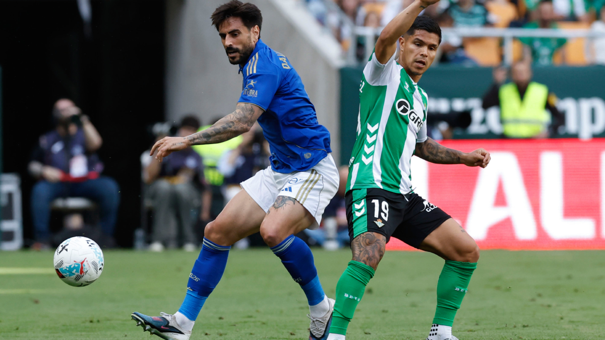 Cucho Hernández durante el partido Betis vs Oviedo