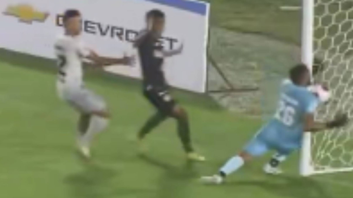 El portero mete el balón en su portería y un compañero le acusa: "¡Es un amañador!<br>