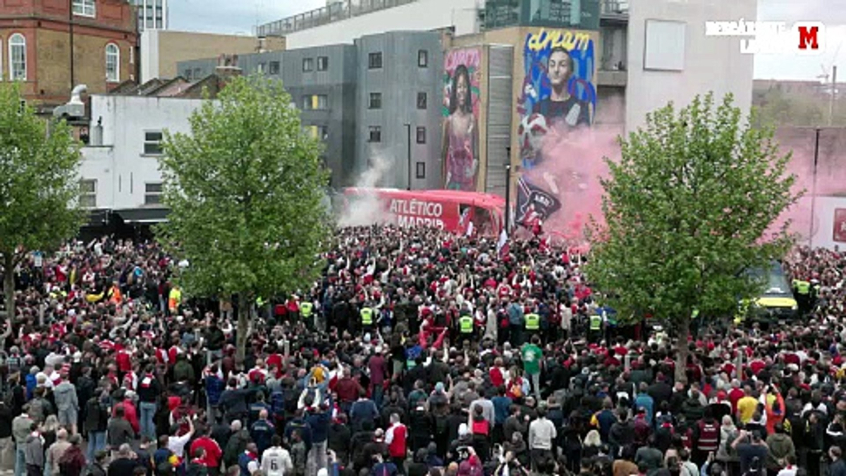 Así fue la llegada a territorio hostil entre pitos del Atlético de Madrid