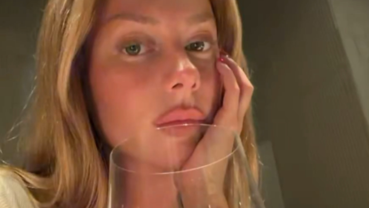 Ester Expósito cierra comentarios en redes tras acoso por su novio