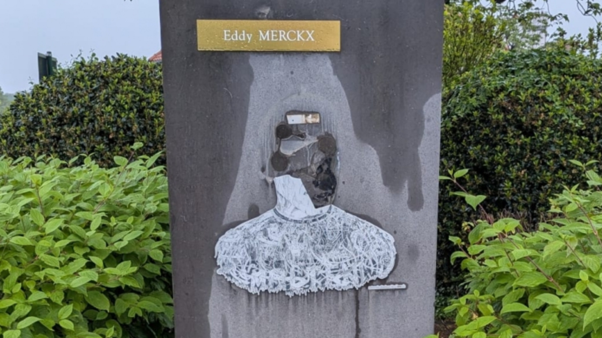 Destrozan una estatua de Eddy Merckx en Bruselas