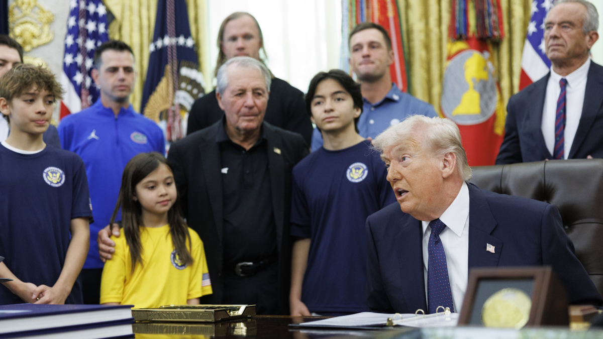 Trump hỏi một bé trai về thi đấu với người chuyển giới