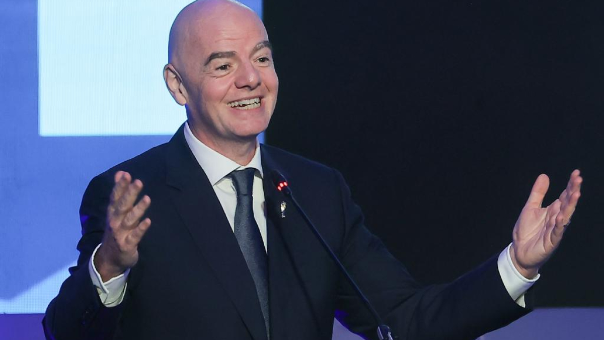 Infantino: "Si alguien compra una entrada por dos millones de euros, le llevaré un perrito y una Coca-Cola