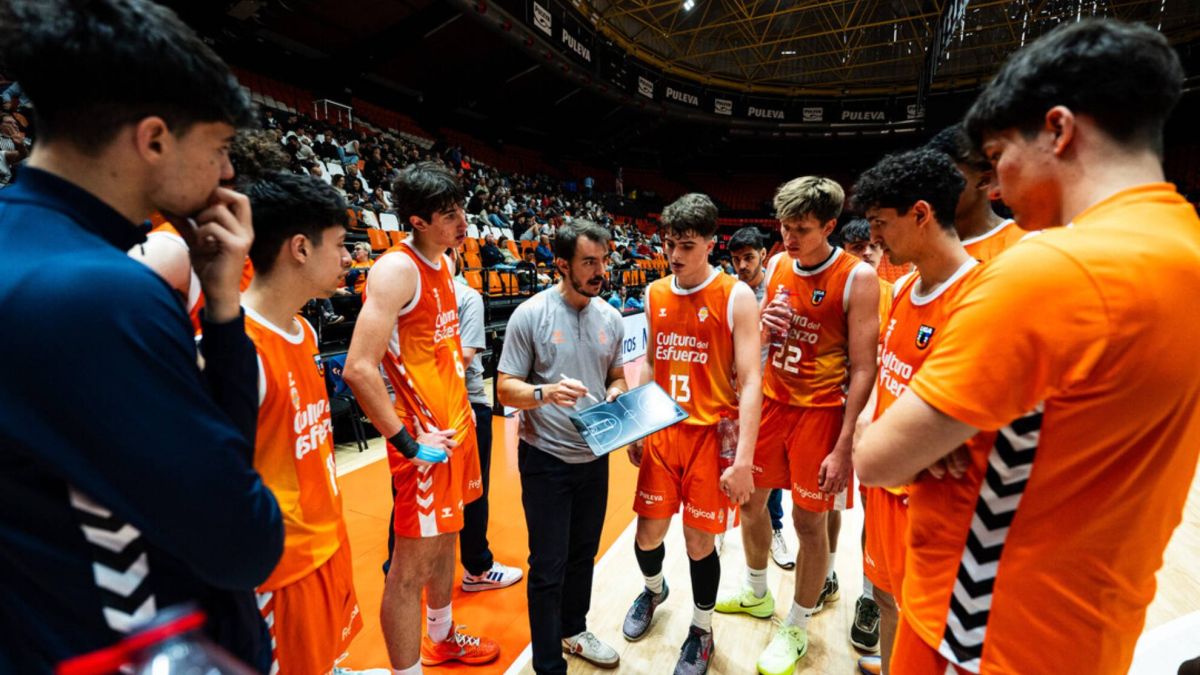 El Valencia podría jugar con chavales ante Baskonia y Zaragoza si la ACB no aplaza esos partidos