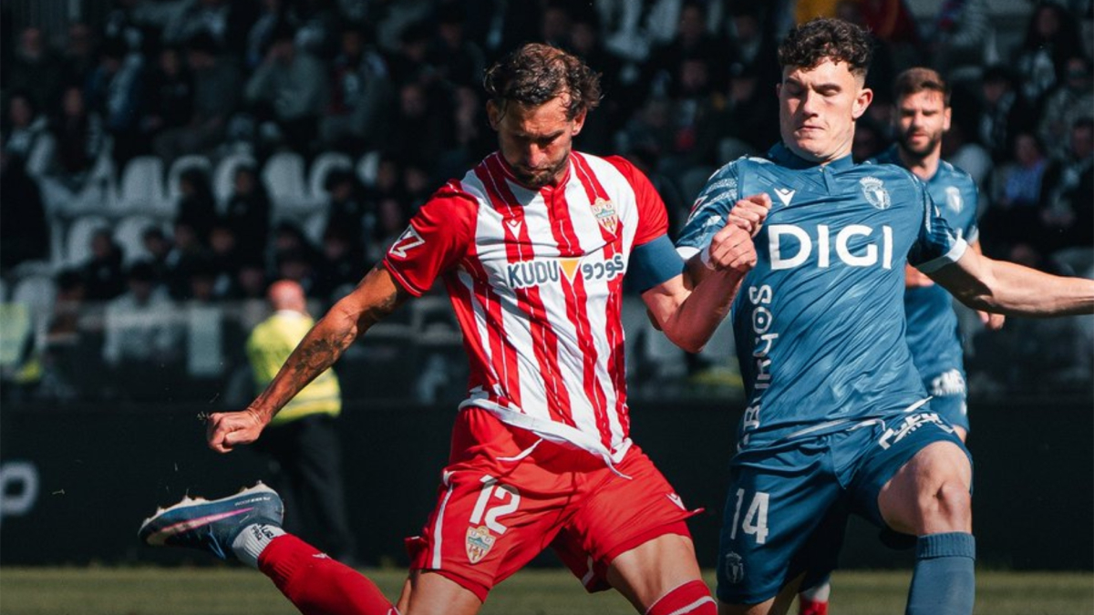 El Almería deja de depender de sí mismo para el ascenso directo