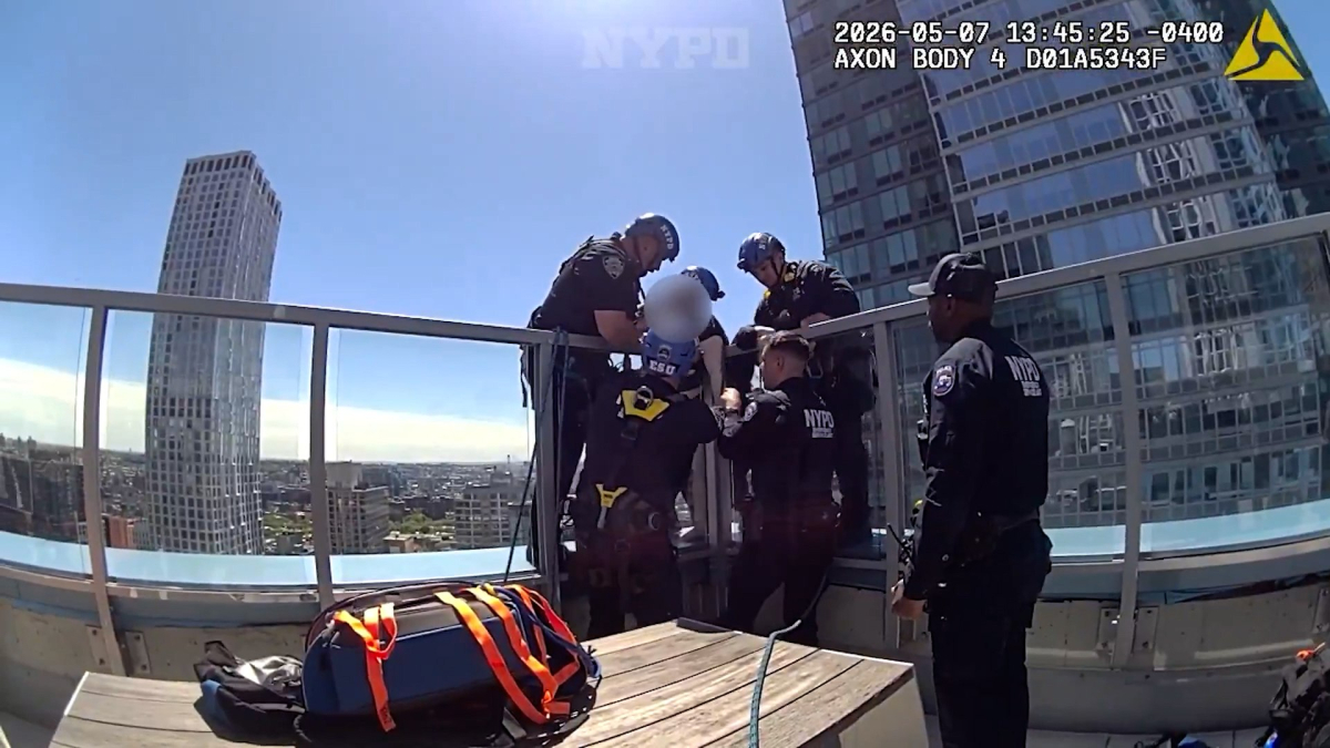 La policía de Nueva York rescata a una mujer en la cornisa de un rascacielos: "Déjame ayudarte