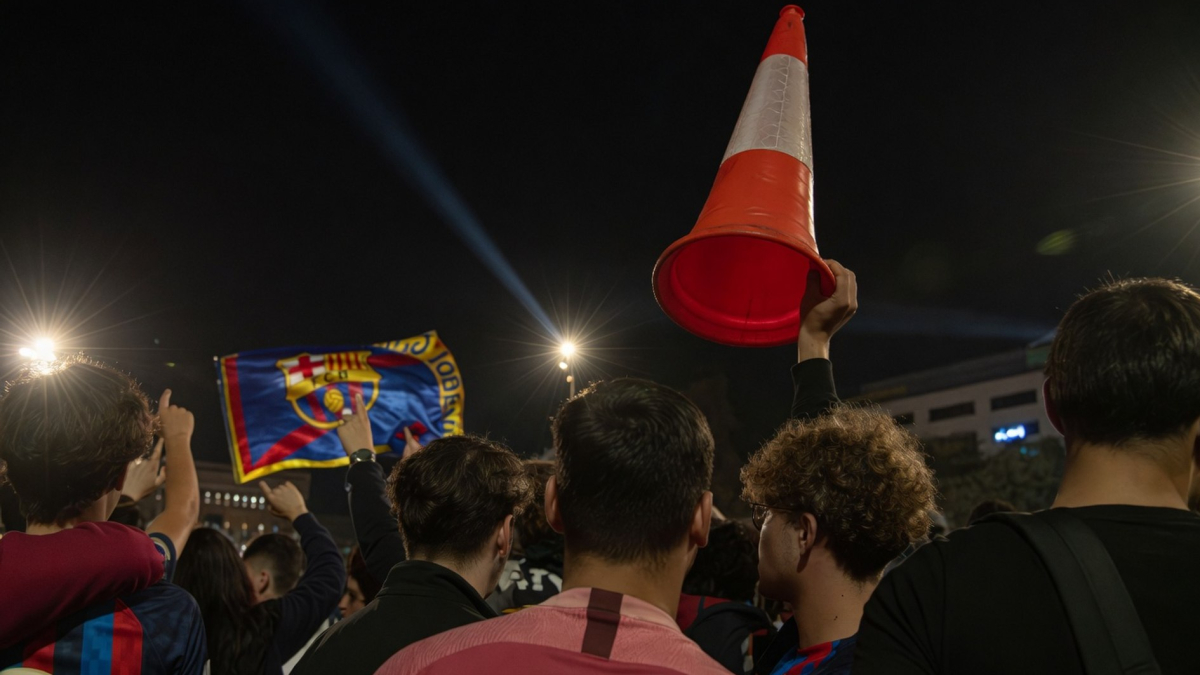 Cánticos contra el Madrid y un cono: así fue la fiesta en Canaletas