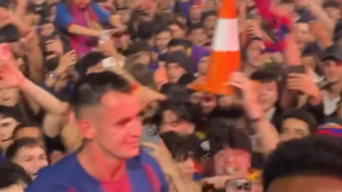 Marc Casadó y Balde celebran la Liga del Barcelona con la afición en la Plaza Cataluña
