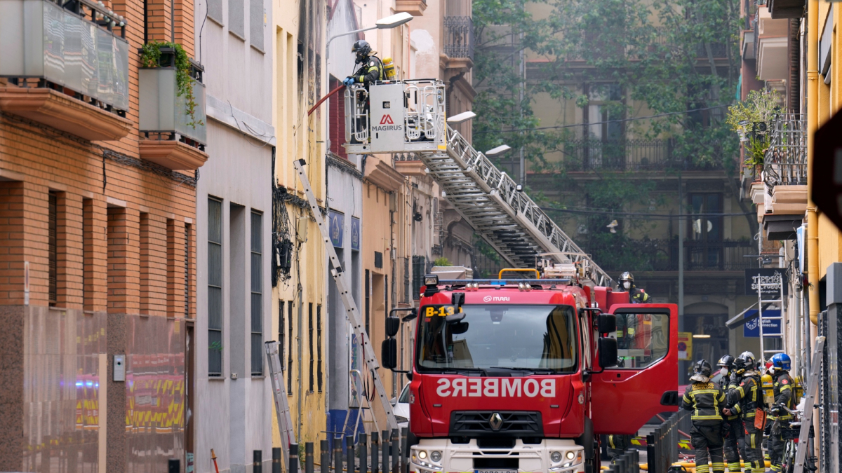 Evacuan un edificio en Barcelona tras la explosión de una bombona de butano que ha causado once heridos