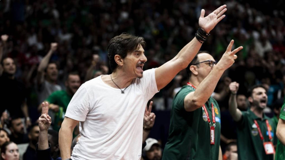 Ông chủ bị cấm của Panathinaikos xuất hiện, ủng hộ đội bóng