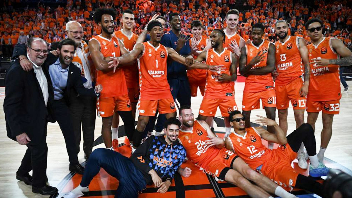 La euforia de la plantilla y la afición del Valencia Basket tras clasificarse a la Final Four de la Euroliga