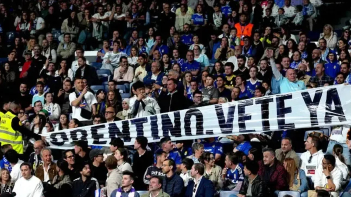 La seguridad del Bernabéu retira dos pancartas contra Florentino