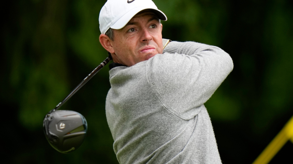 McIlroy bỏ qua tranh cãi, hướng đến cú đúp vô địch