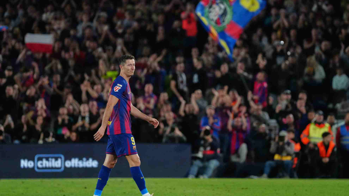 Lewandowski ở lại Barcelona