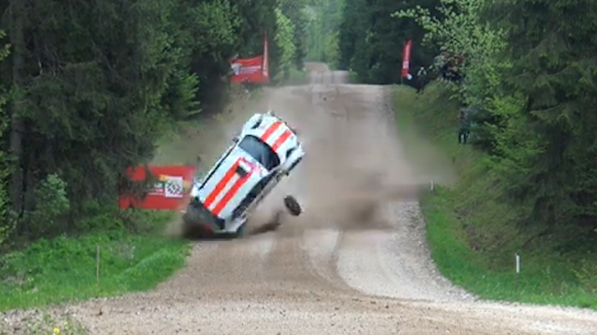 Escalofriante accidente en un Rally de Lituania... con milagro incluido