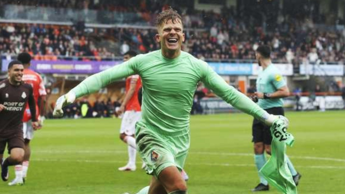 Thủ môn Ronald Koeman Jr. ghi bàn, Telstar trụ hạng thành công