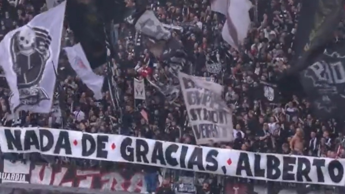 La durísima pancarta de despedida a Albert Riera en Frankfurt: "Nada de gracias