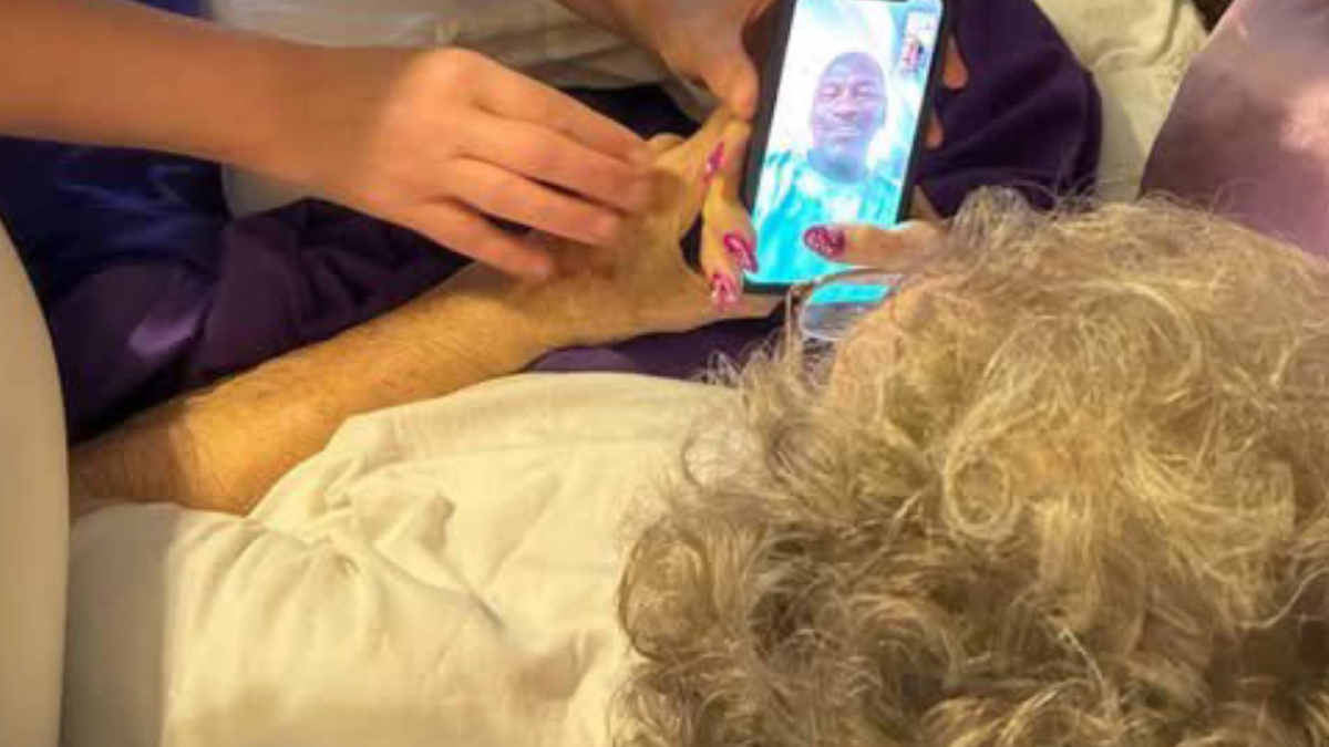 Michael Jordan gọi điện thoại, cả thế giới xúc động