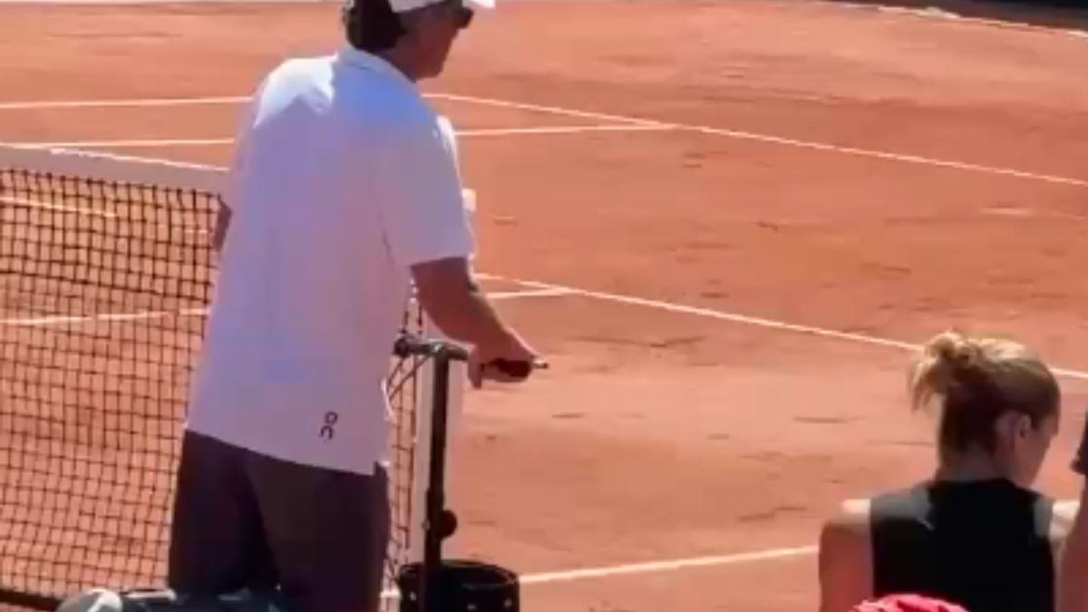 Francis Roig, con el tendón de Aquiles roto, se mueve con scooter por las pistas de Roland Garros