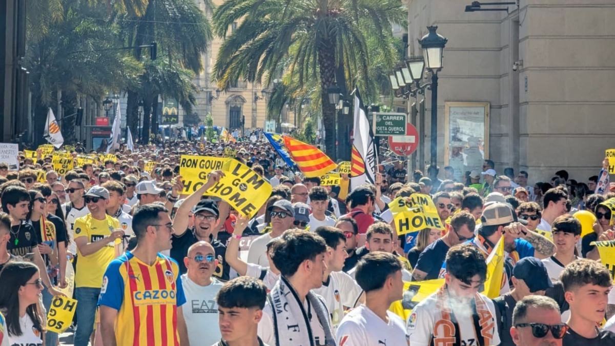 Miles de valencianistas toman la calle contra Peter Lim en la previa del Valencia-Barcelona