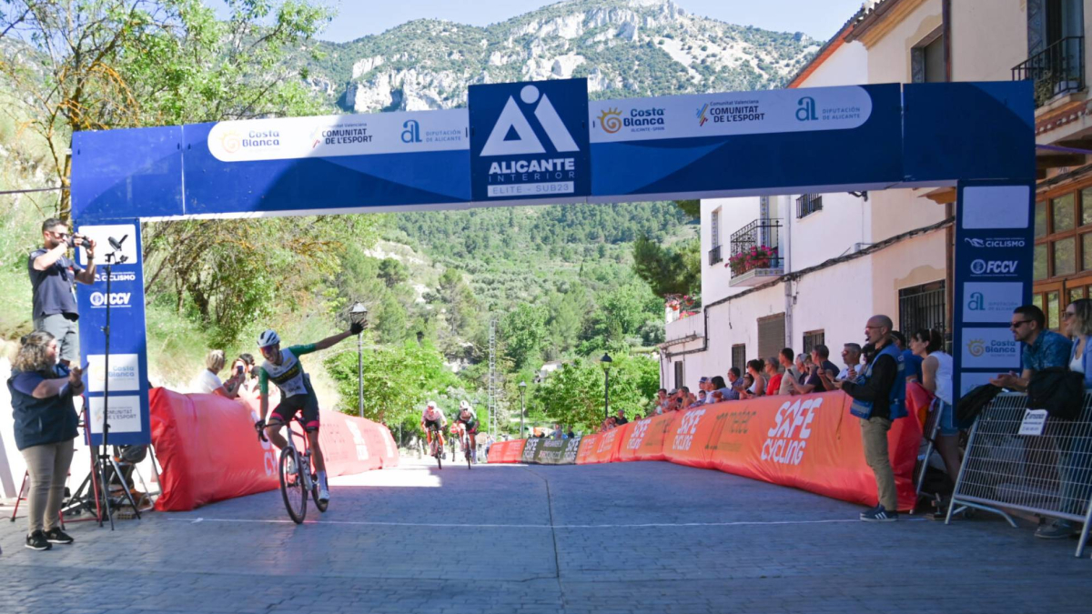 Iban Gutiérrez levanta los brazos en Quatretondeta en la Challenge Alicante Interior