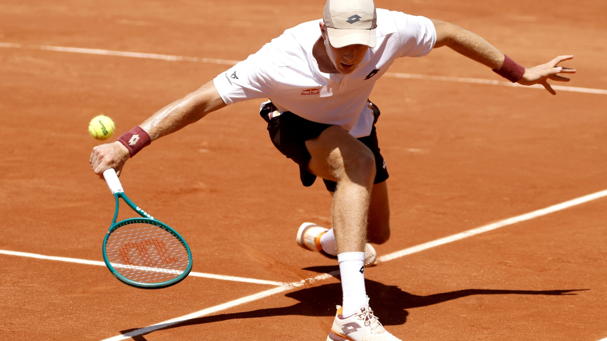 Martín Landaluce sobrevive al calor y al dolor en la muñeca y se estrena en un Grand Slam a cinco sets