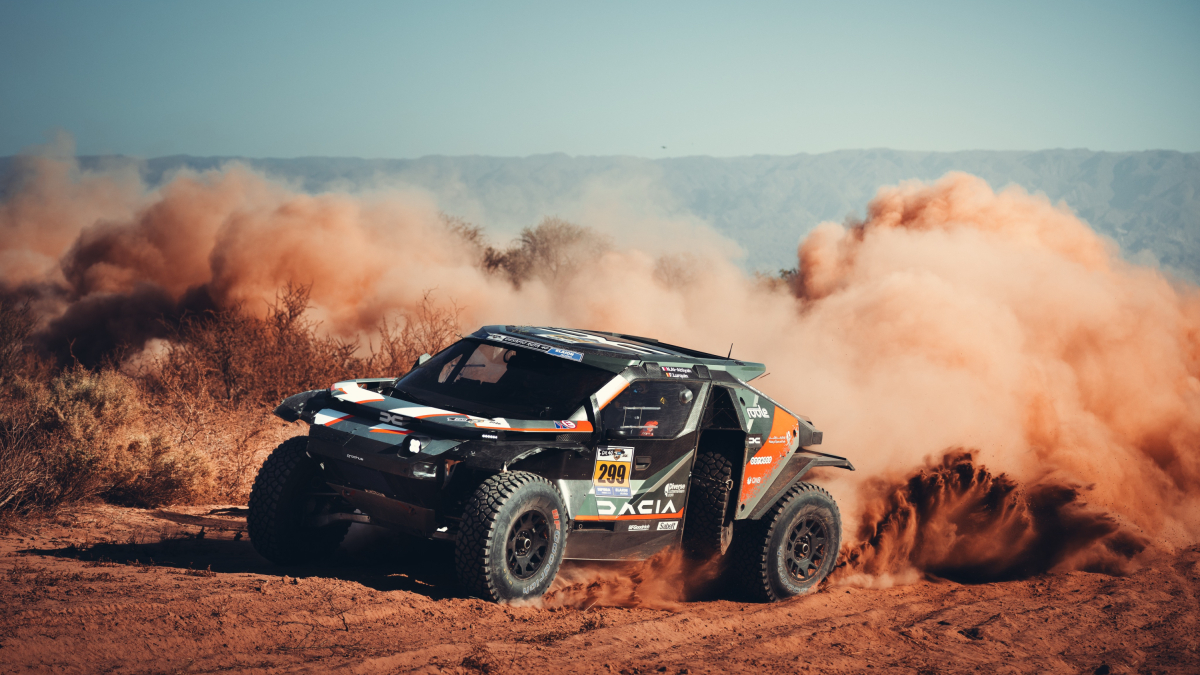 Al-Attiyah lanza su ataque en un día difícil para Carlos Sainz