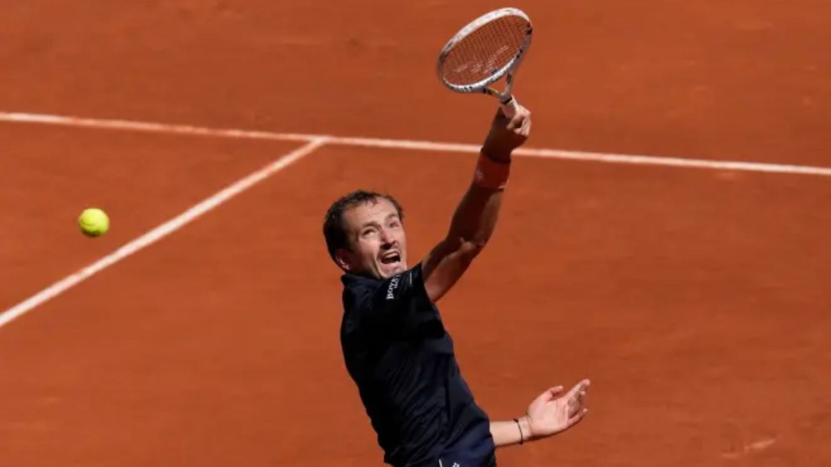 Daniil Medvedev firma su ridículo anual en Roland Garros