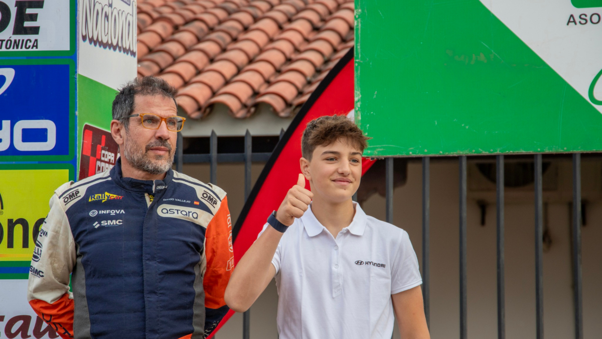 Podio de récord: Óscar Fuertes Jr., protegido de Hyundai, segundo en su primer rally… con sólo 14 años