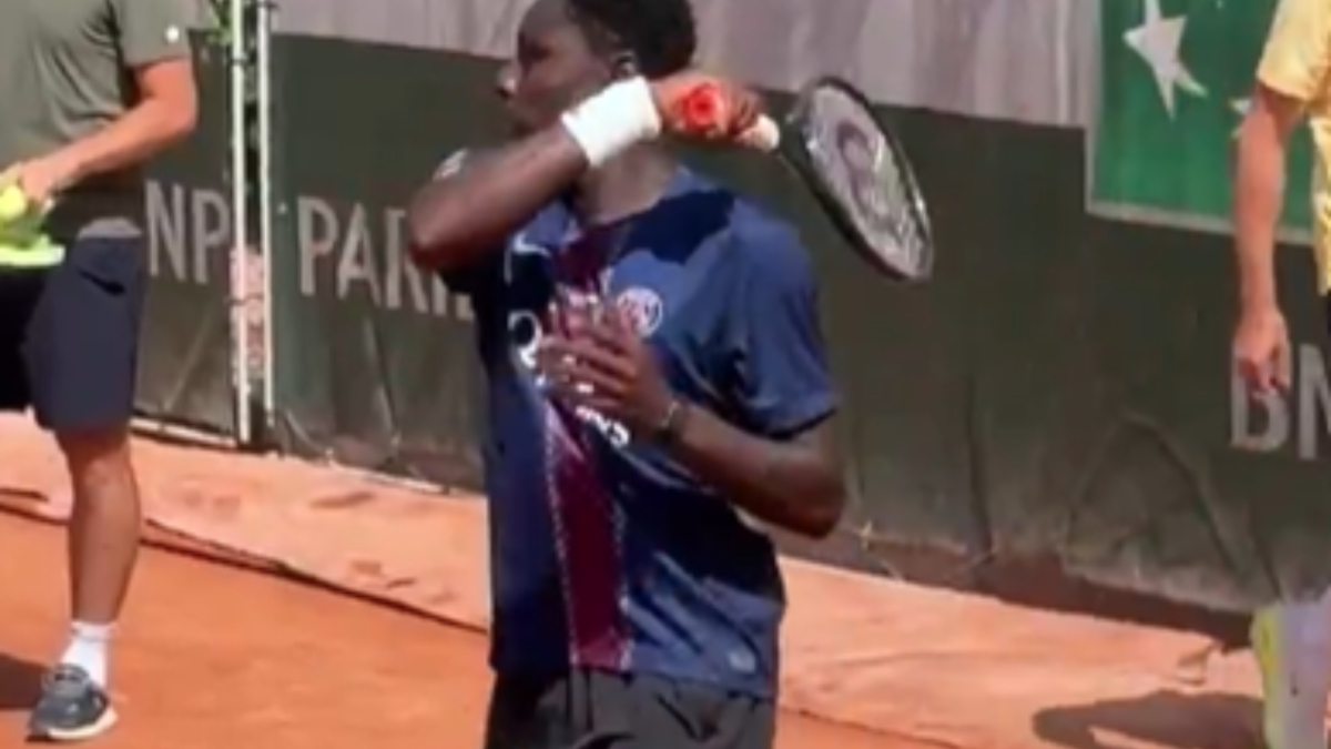 Koaumé calienta con la camiseta del PSG antes de su partido en París