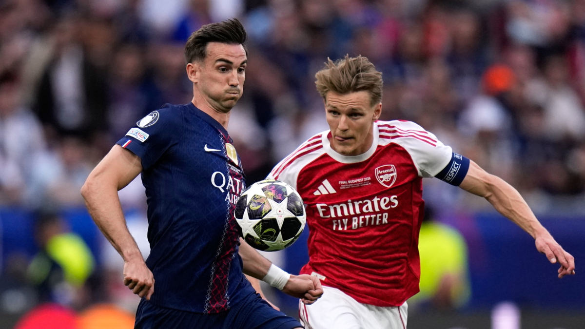 Arsenal gây bất ngờ với pha giao bóng kỳ lạ