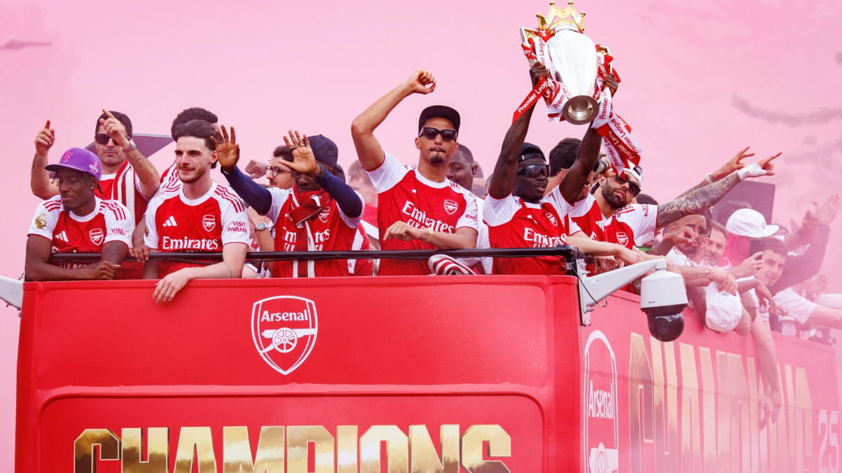 Arsenal ăn mừng ở London, quên đi thất bại