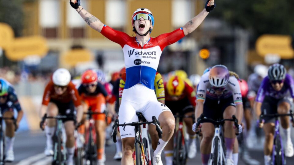 Wiebes gana en el Giro, pero la expulsan... ¡por una bicicleta 20 gramos por debajo del límite de peso!