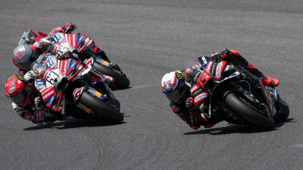 Bezzecchi gana en casa a Martín, con Marc Márquez en todas las luchas