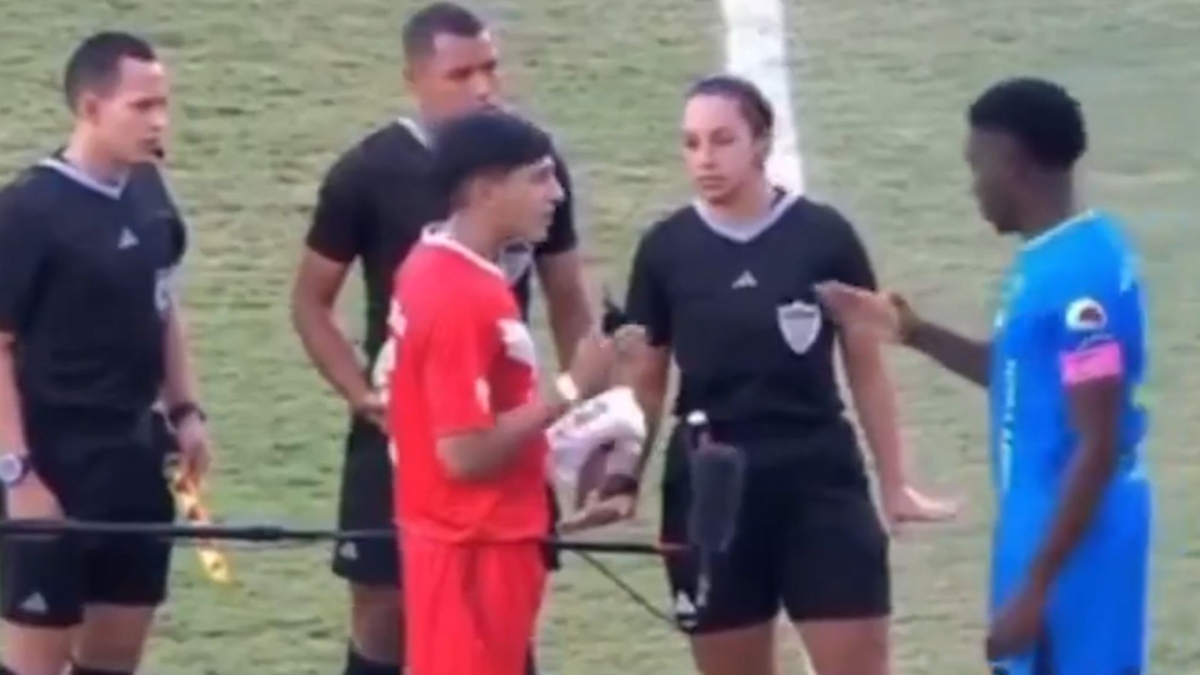 La curiosa advertencia del capitán de Argentinos Juniors al árbitro: "Tenemos un compañero al que le decimos 'negro'...