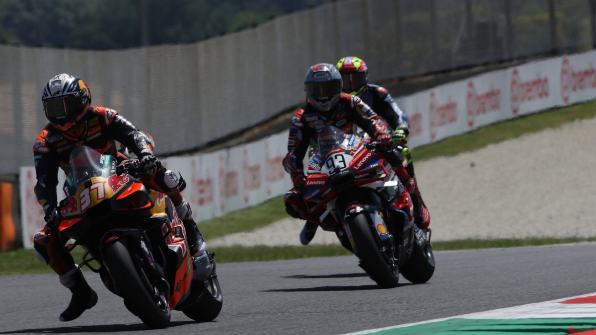 Acosta y sus luchas con Marc Márquez: "Siempre interesa estar detrás de él"