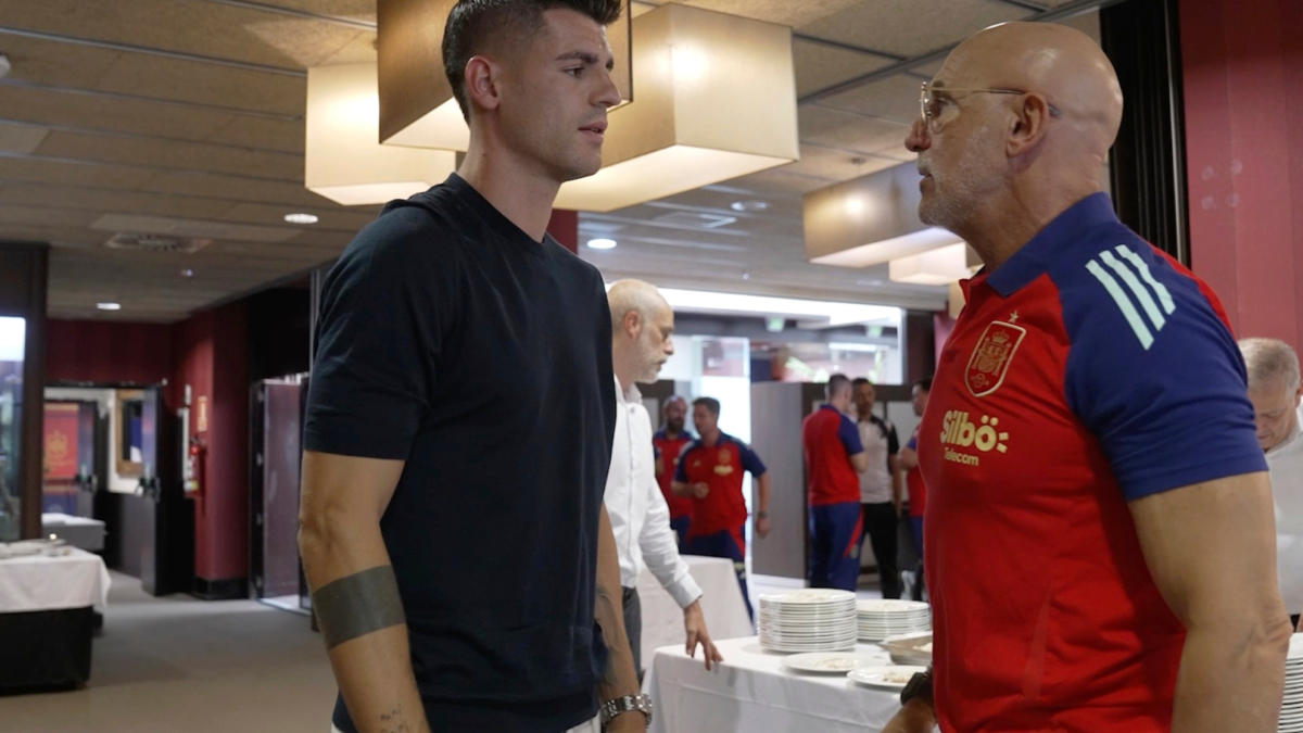Álvaro Morata visita la concentración de la España