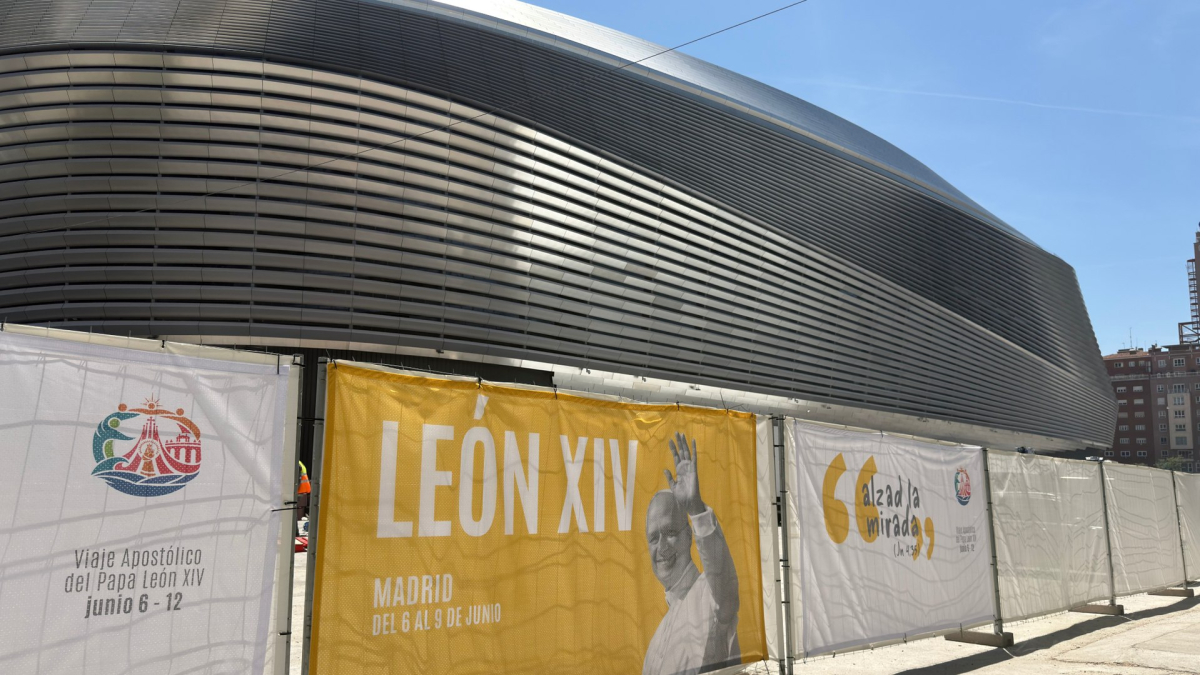 El Bernabéu se prepara para la llegada del Papa: una cruz gigante y un escenario toman la Castellana