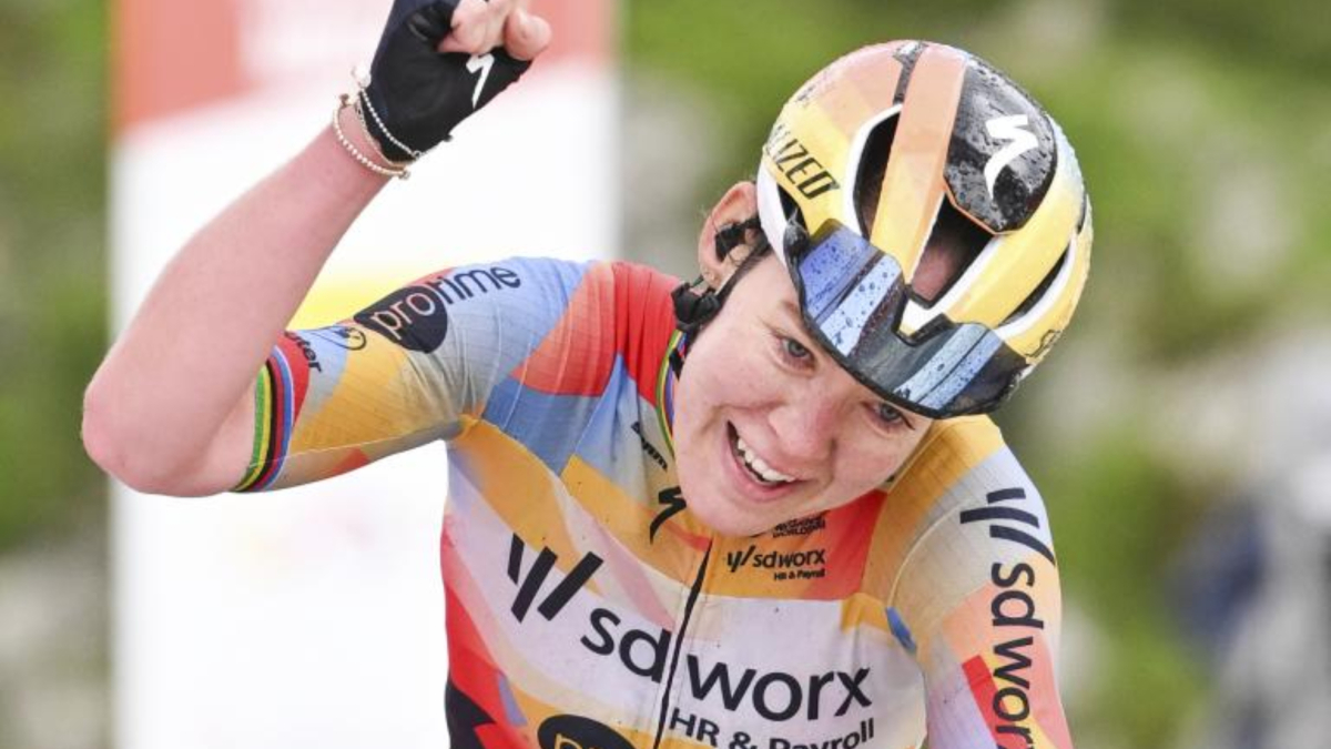 Anna van der Breggen asalta el maillot rosa en la cronoescalada