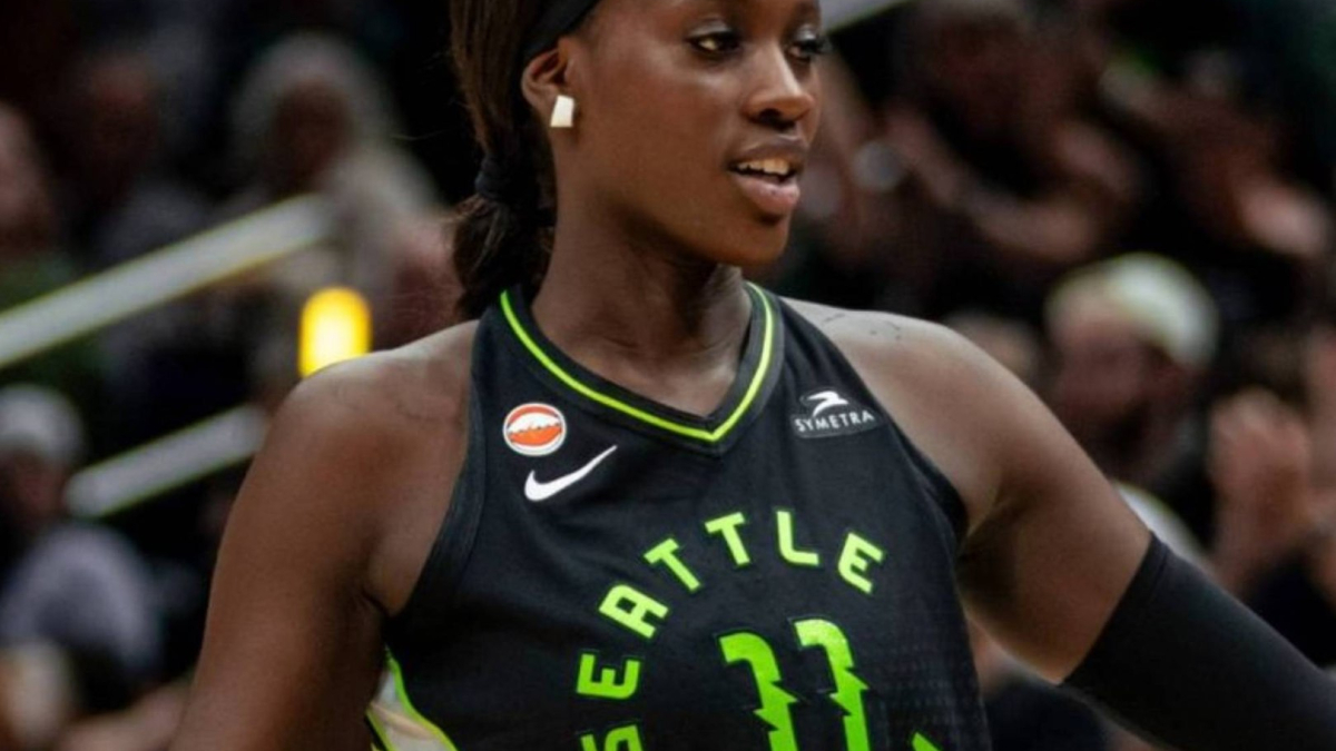 La española Awa Fam ya impone su talento y 1,94 m. en la WNBA: roza el doble-doble y récord de minutos