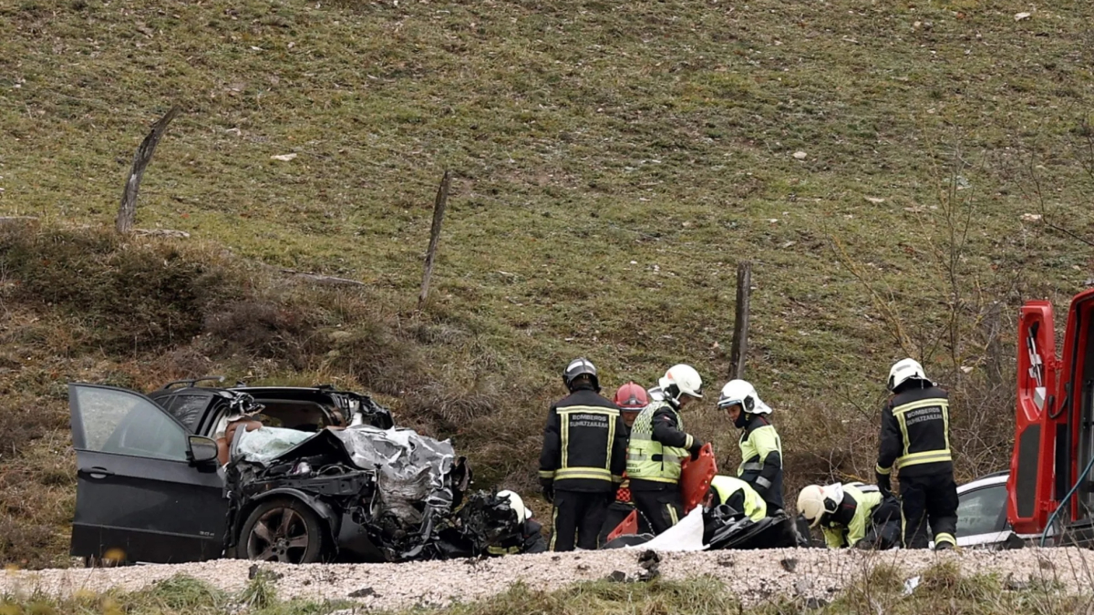 Mueren cinco policías de Navarra tras chocar su furgoneta con un camión cisterna en la AP-8