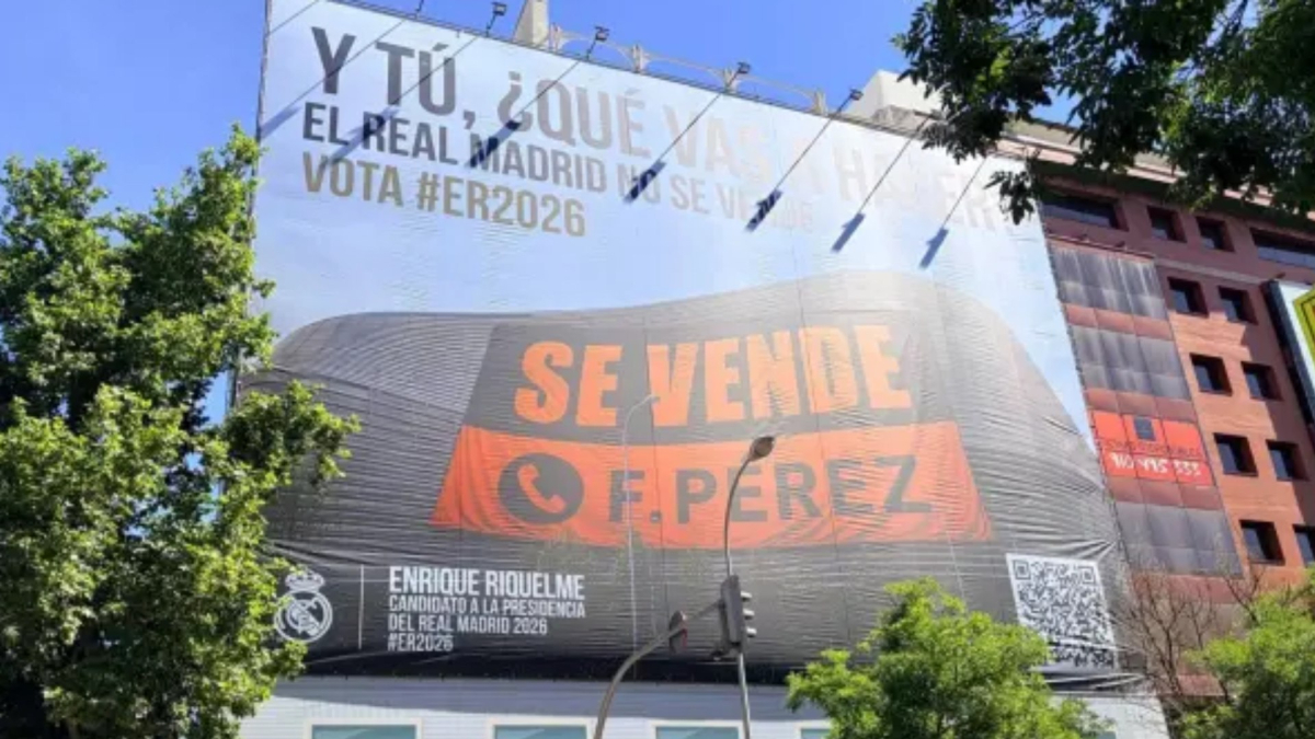 La campaña se calienta y Riquelme pasa al ataque con una lona: "Se vende"