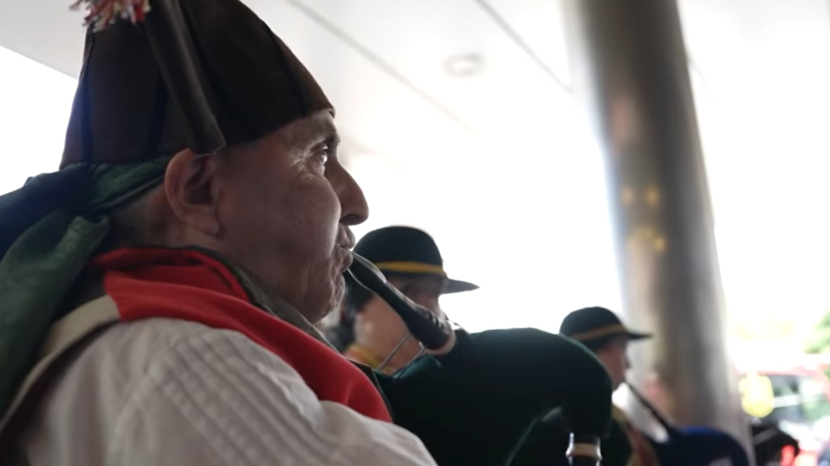 Con banda de gaitas: así han recibido a la Selección a su llegada a A Coruña
