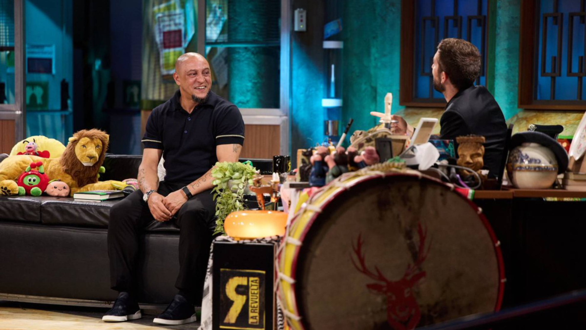 Roberto Carlos utiliza su cañón, da un brutal pelotazo y casi destroza un elemento clave de ‘La Revuelta’: “Hay que terminar bien la entrevista”