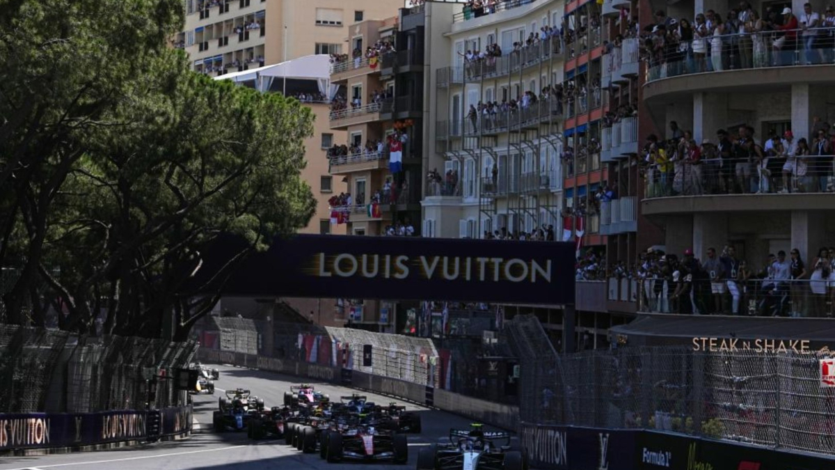 Alonso suma su primer punto de 2026 en Mónaco tras sanción a Checo Pérez
