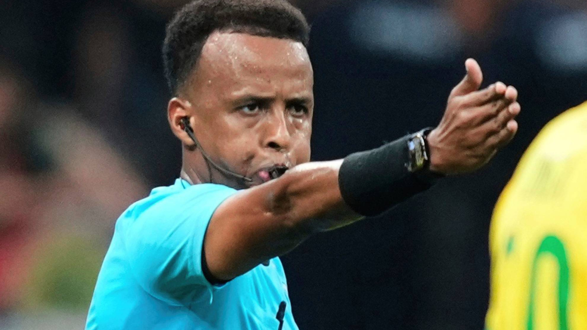 Un arbitro somalo dirige la Supercopa di Europa a Salzburgo tra PSG e Aston Villa