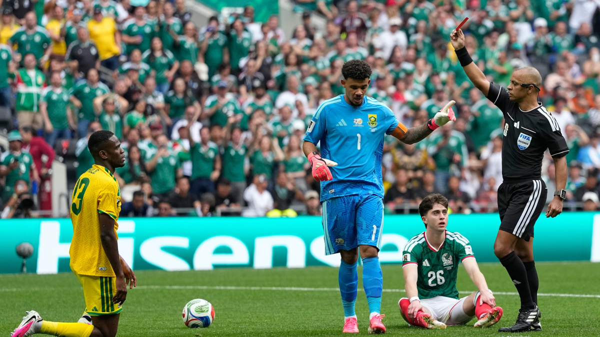 Tres expulsiones en el partido inaugural