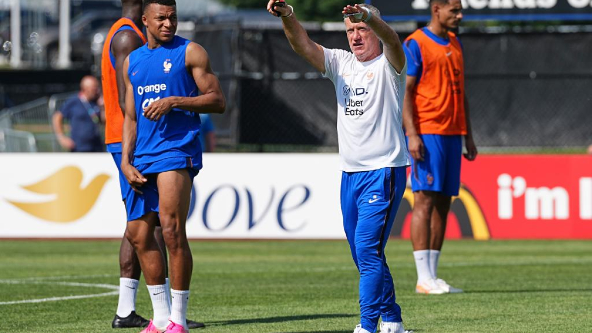 Deschamps explica por qué habló Kanté y no Mbappé: "Se levanta temprano y por eso vino; Kylian es Kylian"