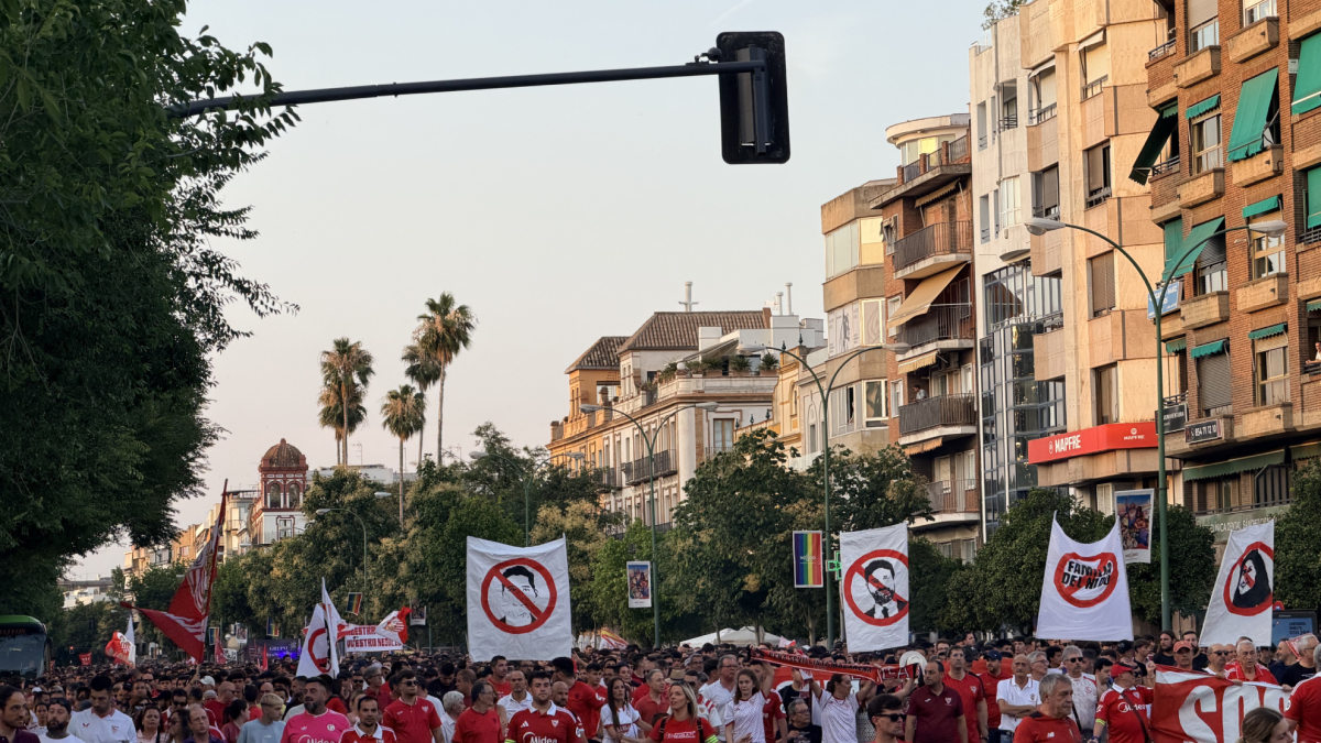 Miles de sevillistas se manifiestan en las calles de Sevilla para exigir la dimisión del Consejo de Administración
