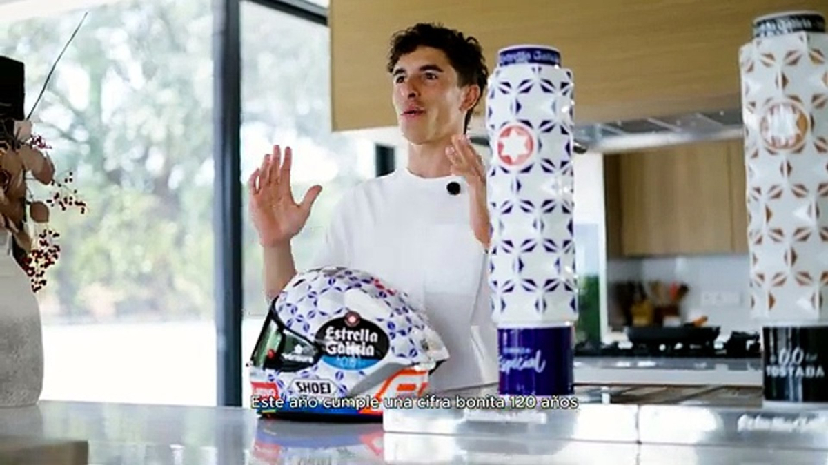 Marc Márquez, con un casco para celebrar el 120 aniversario de Estrella Galicia